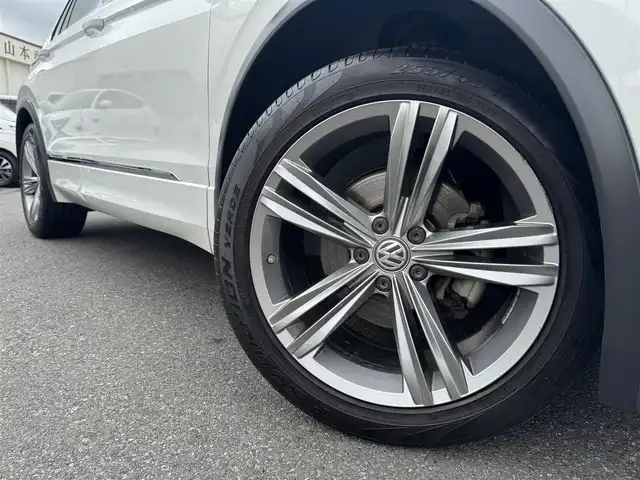 フォルクスワーゲン ティグアン TSI Rライン 千葉県 2017(平29)年 7.5万km オリックスホワイトパールエフェクト ワンオーナー車/衝突被害軽減ブレーキ/レーンキープアシスト/アダプティブクルーズコントロール/LEDヘッドライト/カーテンエアバッグ/前後コーナーセンサー/純正9.2インチメモリーナビ/Bluetooth/バック+全方位カメラ/CD＆DVD再生/ワンセグTV/ETC/前後ドライブレコーダー/ターボ車/純正19インチアルミホイール/純正フロアマット/ハーフレザーシート/革巻きステアリング/プッシュスタート/スマートキー/スペアキー/取扱説明書＆保証書