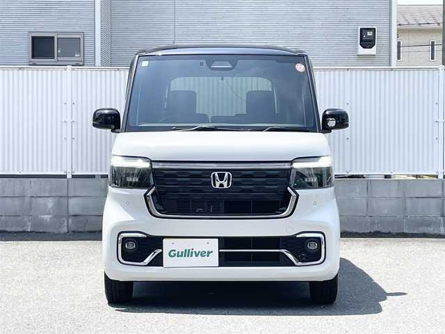 ホンダ Ｎ ＢＯＸ カスタム コーディネートスタイル 栃木県 2025(令7)年 0.4万km プラチナホワイトパール ワンオーナー/Honda SENSING/・衝突軽減ブレーキ(CMBS)/・先行車発進お知らせ機能/・歩行者事故低減ステアリング/・路外逸脱抑制機能/・標識認識機能/・渋滞追従機能付アダプティブクルーズコントロール(ACC)/・車線維持支援システム(LKAS)/・誤発進抑制機能/・後方誤発進抑制機能/・近距離衝突軽減ブレーキ/・急アクセル抑制機能/・パーキングセンサーシステム/・オートハイビーム/純正8インチメモリナビ【VXM-245ZFEi】/・地デジ/・Bluetooth/・USB/純正14インチアルミホイール/リアワイドカメラ/両側パワースライドドア/運転席＆助手席シートヒーター/ETC/電子制御パーキングブレーキ/オートブレーキホールド機能/フルLEDヘッドライト/LEDフォグランプ/取扱説明書/保証書/スペアキー１