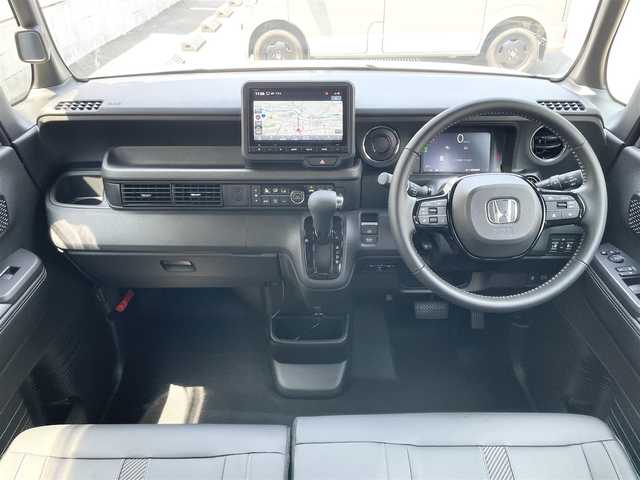 ホンダ Ｎ ＢＯＸ カスタム コーディネートスタイル 栃木県 2025(令7)年 0.4万km プラチナホワイトパール ワンオーナー/Honda SENSING/・衝突軽減ブレーキ(CMBS)/・先行車発進お知らせ機能/・歩行者事故低減ステアリング/・路外逸脱抑制機能/・標識認識機能/・渋滞追従機能付アダプティブクルーズコントロール(ACC)/・車線維持支援システム(LKAS)/・誤発進抑制機能/・後方誤発進抑制機能/・近距離衝突軽減ブレーキ/・急アクセル抑制機能/・パーキングセンサーシステム/・オートハイビーム/純正8インチメモリナビ【VXM-245ZFEi】/・地デジ/・Bluetooth/・USB/純正14インチアルミホイール/リアワイドカメラ/両側パワースライドドア/運転席＆助手席シートヒーター/ETC/電子制御パーキングブレーキ/オートブレーキホールド機能/フルLEDヘッドライト/LEDフォグランプ/取扱説明書/保証書/スペアキー１