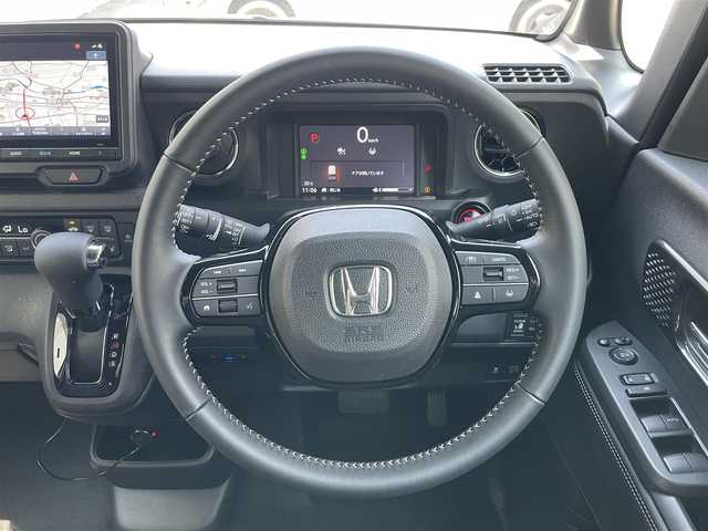 ホンダ Ｎ ＢＯＸ カスタム コーディネートスタイル 栃木県 2025(令7)年 0.4万km プラチナホワイトパール ワンオーナー/Honda SENSING/・衝突軽減ブレーキ(CMBS)/・先行車発進お知らせ機能/・歩行者事故低減ステアリング/・路外逸脱抑制機能/・標識認識機能/・渋滞追従機能付アダプティブクルーズコントロール(ACC)/・車線維持支援システム(LKAS)/・誤発進抑制機能/・後方誤発進抑制機能/・近距離衝突軽減ブレーキ/・急アクセル抑制機能/・パーキングセンサーシステム/・オートハイビーム/純正8インチメモリナビ【VXM-245ZFEi】/・地デジ/・Bluetooth/・USB/純正14インチアルミホイール/リアワイドカメラ/両側パワースライドドア/運転席＆助手席シートヒーター/ETC/電子制御パーキングブレーキ/オートブレーキホールド機能/フルLEDヘッドライト/LEDフォグランプ/取扱説明書/保証書/スペアキー１