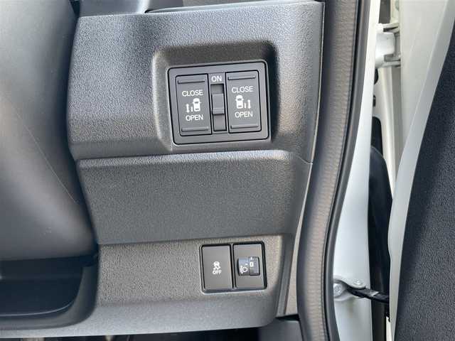 ホンダ Ｎ ＢＯＸ カスタム コーディネートスタイル 栃木県 2025(令7)年 0.4万km プラチナホワイトパール ワンオーナー/Honda SENSING/・衝突軽減ブレーキ(CMBS)/・先行車発進お知らせ機能/・歩行者事故低減ステアリング/・路外逸脱抑制機能/・標識認識機能/・渋滞追従機能付アダプティブクルーズコントロール(ACC)/・車線維持支援システム(LKAS)/・誤発進抑制機能/・後方誤発進抑制機能/・近距離衝突軽減ブレーキ/・急アクセル抑制機能/・パーキングセンサーシステム/・オートハイビーム/純正8インチメモリナビ【VXM-245ZFEi】/・地デジ/・Bluetooth/・USB/純正14インチアルミホイール/リアワイドカメラ/両側パワースライドドア/運転席＆助手席シートヒーター/ETC/電子制御パーキングブレーキ/オートブレーキホールド機能/フルLEDヘッドライト/LEDフォグランプ/取扱説明書/保証書/スペアキー１