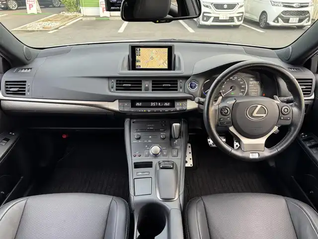 レクサス ＣＴ 200h Fスポーツ 千葉県 2016(平28)年 4.4万km ホワイトノーヴァガラスフレーク HV/トラクションコントロールシステム/コーナーセンサー/レーンキープアシスト/純正メモリーナビ/・CD/DVD/・AM/FM/・BT/・フルセグTV/・バッグカメラ/ベンチシート/・シートヒーター/・パワーシート/LEDヘッドライト/・オートライト/パドルシフト/純正17インチAW/ETC2.0/ドラレコ/W＋サイドエアバッグ/・カーテンエアバッグ/スマートキー/保証書・取説