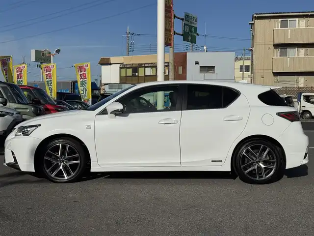 レクサス ＣＴ 200h Fスポーツ 千葉県 2016(平28)年 4.4万km ホワイトノーヴァガラスフレーク HV/トラクションコントロールシステム/コーナーセンサー/レーンキープアシスト/純正メモリーナビ/・CD/DVD/・AM/FM/・BT/・フルセグTV/・バッグカメラ/ベンチシート/・シートヒーター/・パワーシート/LEDヘッドライト/・オートライト/パドルシフト/純正17インチAW/ETC2.0/ドラレコ/W＋サイドエアバッグ/・カーテンエアバッグ/スマートキー/保証書・取説