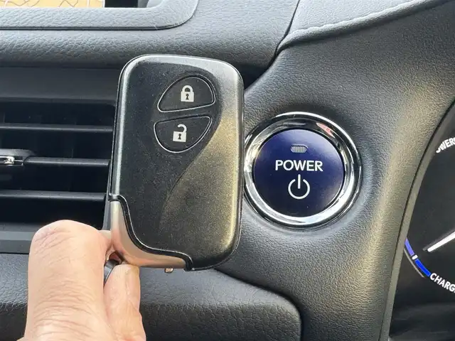 レクサス ＣＴ 200h Fスポーツ 千葉県 2016(平28)年 4.4万km ホワイトノーヴァガラスフレーク HV/トラクションコントロールシステム/コーナーセンサー/レーンキープアシスト/純正メモリーナビ/・CD/DVD/・AM/FM/・BT/・フルセグTV/・バッグカメラ/ベンチシート/・シートヒーター/・パワーシート/LEDヘッドライト/・オートライト/パドルシフト/純正17インチAW/ETC2.0/ドラレコ/W＋サイドエアバッグ/・カーテンエアバッグ/スマートキー/保証書・取説