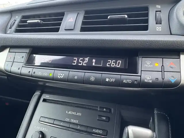 レクサス ＣＴ 200h Fスポーツ 千葉県 2016(平28)年 4.4万km ホワイトノーヴァガラスフレーク HV/トラクションコントロールシステム/コーナーセンサー/レーンキープアシスト/純正メモリーナビ/・CD/DVD/・AM/FM/・BT/・フルセグTV/・バッグカメラ/ベンチシート/・シートヒーター/・パワーシート/LEDヘッドライト/・オートライト/パドルシフト/純正17インチAW/ETC2.0/ドラレコ/W＋サイドエアバッグ/・カーテンエアバッグ/スマートキー/保証書・取説