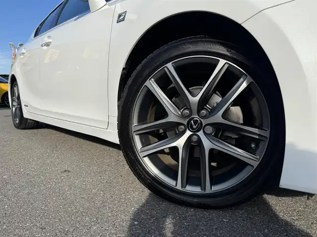 レクサス ＣＴ 200h Fスポーツ 千葉県 2016(平28)年 4.4万km ホワイトノーヴァガラスフレーク HV/トラクションコントロールシステム/コーナーセンサー/レーンキープアシスト/純正メモリーナビ/・CD/DVD/・AM/FM/・BT/・フルセグTV/・バッグカメラ/ベンチシート/・シートヒーター/・パワーシート/LEDヘッドライト/・オートライト/パドルシフト/純正17インチAW/ETC2.0/ドラレコ/W＋サイドエアバッグ/・カーテンエアバッグ/スマートキー/保証書・取説