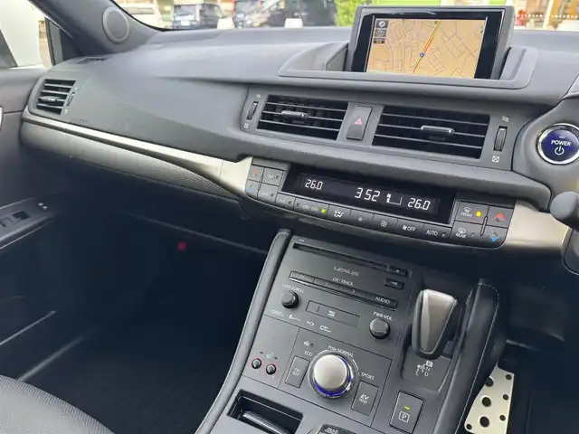 レクサス ＣＴ 200h Fスポーツ 千葉県 2016(平28)年 4.4万km ホワイトノーヴァガラスフレーク HV/トラクションコントロールシステム/コーナーセンサー/レーンキープアシスト/純正メモリーナビ/・CD/DVD/・AM/FM/・BT/・フルセグTV/・バッグカメラ/ベンチシート/・シートヒーター/・パワーシート/LEDヘッドライト/・オートライト/パドルシフト/純正17インチAW/ETC2.0/ドラレコ/W＋サイドエアバッグ/・カーテンエアバッグ/スマートキー/保証書・取説