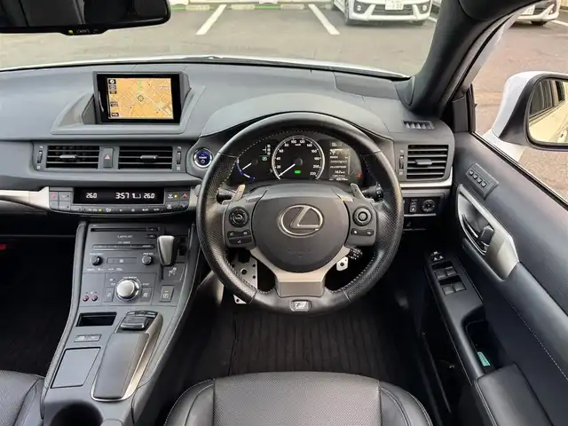 レクサス ＣＴ 200h Fスポーツ 千葉県 2016(平28)年 4.4万km ホワイトノーヴァガラスフレーク HV/トラクションコントロールシステム/コーナーセンサー/レーンキープアシスト/純正メモリーナビ/・CD/DVD/・AM/FM/・BT/・フルセグTV/・バッグカメラ/ベンチシート/・シートヒーター/・パワーシート/LEDヘッドライト/・オートライト/パドルシフト/純正17インチAW/ETC2.0/ドラレコ/W＋サイドエアバッグ/・カーテンエアバッグ/スマートキー/保証書・取説