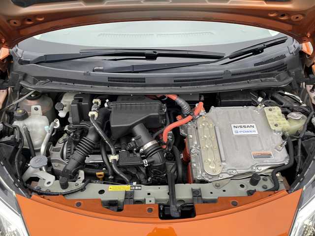 日産 ノート e－パワー メダリスト 兵庫県 2016(平28)年 4.9万km プレミアムコロナオレンジ 保証書・取説・有/純正SDナビ・フルセグ・FM・AM・BT・CD・DVD/ETC/前方ドライブレコーダー/衝突被害軽減ブレーキ/バックカメラ/全周囲カメラ/車線逸脱防止支援システム/アイドリングストップ/アームレスト/プッシュスタート/スマートキー×2/純正フロアマット/純正フルエアロ