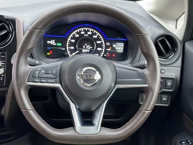 日産 ノート e－パワー メダリスト 兵庫県 2016(平28)年 4.9万km プレミアムコロナオレンジ 保証書・取説・有/純正SDナビ・フルセグ・FM・AM・BT・CD・DVD/ETC/前方ドライブレコーダー/衝突被害軽減ブレーキ/バックカメラ/全周囲カメラ/車線逸脱防止支援システム/アイドリングストップ/アームレスト/プッシュスタート/スマートキー×2/純正フロアマット/純正フルエアロ