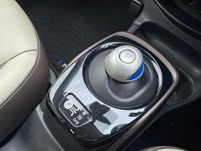 日産 ノート e－パワー メダリスト 兵庫県 2016(平28)年 4.9万km プレミアムコロナオレンジ 保証書・取説・有/純正SDナビ・フルセグ・FM・AM・BT・CD・DVD/ETC/前方ドライブレコーダー/衝突被害軽減ブレーキ/バックカメラ/全周囲カメラ/車線逸脱防止支援システム/アイドリングストップ/アームレスト/プッシュスタート/スマートキー×2/純正フロアマット/純正フルエアロ