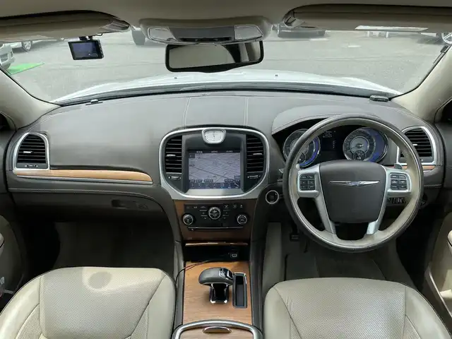 クライスラー ３００Ｃ ラグジュアリー 愛知県 2015(平27)年 6.6万km ストーンホワイト /禁煙車//harman/kardonサウンド//前方ドライブレコーダー//バックカメラ//純正メーカーオプションUconnectナビ//DVD/BT/USB/SD/AUX/CD//ETC//ブラインドスポットモニター//前方衝突警告//エレクトロニック・ビークル・インフォメーション・センタディスプレイ//レーダークルーズコントロール//パークアシスト//コーナーセンサー//横滑り防止装置//パドルシフト//純正20インチアルミホイール//純正フロアマット//純正オートHIDヘッドライト//前後フォグランプ//電動格納ウィンカーミラー//オートダウンミラー//電動トランクリッド//自動防眩ミラー//ドアミラーヒーター//レザーシート//パワーシート(D/N)//シートメモリー(D)//シートヒーター(ALL)//エアシート(D/N)//ステアリングヒーター//ステアリングヒーター//ステアリングスイッチ//イモビライザー//アナログ時計//スペアタイヤ//ISOFIX//照明付バニティミラー//ヘッドライトレベライザー//スマートキー//スペアキー×1//保証書/取扱説明書/ナビ説明書//ディーラー記録簿(R6)