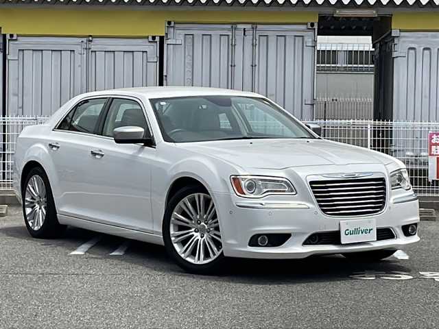 クライスラー ３００Ｃ ラグジュアリー 愛知県 2015(平27)年 6.6万km ストーンホワイト /禁煙車//harman/kardonサウンド//前方ドライブレコーダー//バックカメラ//純正メーカーオプションUconnectナビ//DVD/BT/USB/SD/AUX/CD//ETC//ブラインドスポットモニター//前方衝突警告//エレクトロニック・ビークル・インフォメーション・センタディスプレイ//レーダークルーズコントロール//パークアシスト//コーナーセンサー//横滑り防止装置//パドルシフト//純正20インチアルミホイール//純正フロアマット//純正オートHIDヘッドライト//前後フォグランプ//電動格納ウィンカーミラー//オートダウンミラー//電動トランクリッド//自動防眩ミラー//ドアミラーヒーター//レザーシート//パワーシート(D/N)//シートメモリー(D)//シートヒーター(ALL)//エアシート(D/N)//ステアリングヒーター//ステアリングヒーター//ステアリングスイッチ//イモビライザー//アナログ時計//スペアタイヤ//ISOFIX//照明付バニティミラー//ヘッドライトレベライザー//スマートキー//スペアキー×1//保証書/取扱説明書/ナビ説明書//ディーラー記録簿(R6)
