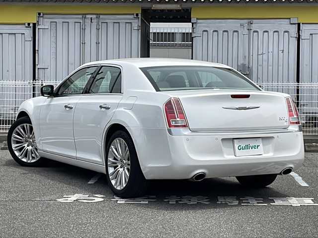 クライスラー ３００Ｃ ラグジュアリー 愛知県 2015(平27)年 6.6万km ストーンホワイト /禁煙車//harman/kardonサウンド//前方ドライブレコーダー//バックカメラ//純正メーカーオプションUconnectナビ//DVD/BT/USB/SD/AUX/CD//ETC//ブラインドスポットモニター//前方衝突警告//エレクトロニック・ビークル・インフォメーション・センタディスプレイ//レーダークルーズコントロール//パークアシスト//コーナーセンサー//横滑り防止装置//パドルシフト//純正20インチアルミホイール//純正フロアマット//純正オートHIDヘッドライト//前後フォグランプ//電動格納ウィンカーミラー//オートダウンミラー//電動トランクリッド//自動防眩ミラー//ドアミラーヒーター//レザーシート//パワーシート(D/N)//シートメモリー(D)//シートヒーター(ALL)//エアシート(D/N)//ステアリングヒーター//ステアリングヒーター//ステアリングスイッチ//イモビライザー//アナログ時計//スペアタイヤ//ISOFIX//照明付バニティミラー//ヘッドライトレベライザー//スマートキー//スペアキー×1//保証書/取扱説明書/ナビ説明書//ディーラー記録簿(R6)