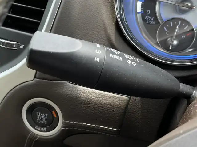 クライスラー ３００Ｃ ラグジュアリー 愛知県 2015(平27)年 6.6万km ストーンホワイト /禁煙車//harman/kardonサウンド//前方ドライブレコーダー//バックカメラ//純正メーカーオプションUconnectナビ//DVD/BT/USB/SD/AUX/CD//ETC//ブラインドスポットモニター//前方衝突警告//エレクトロニック・ビークル・インフォメーション・センタディスプレイ//レーダークルーズコントロール//パークアシスト//コーナーセンサー//横滑り防止装置//パドルシフト//純正20インチアルミホイール//純正フロアマット//純正オートHIDヘッドライト//前後フォグランプ//電動格納ウィンカーミラー//オートダウンミラー//電動トランクリッド//自動防眩ミラー//ドアミラーヒーター//レザーシート//パワーシート(D/N)//シートメモリー(D)//シートヒーター(ALL)//エアシート(D/N)//ステアリングヒーター//ステアリングヒーター//ステアリングスイッチ//イモビライザー//アナログ時計//スペアタイヤ//ISOFIX//照明付バニティミラー//ヘッドライトレベライザー//スマートキー//スペアキー×1//保証書/取扱説明書/ナビ説明書//ディーラー記録簿(R6)