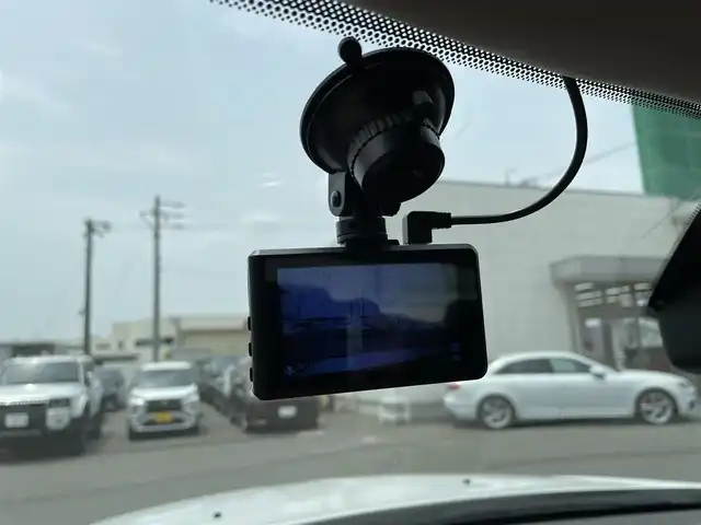 クライスラー ３００Ｃ ラグジュアリー 愛知県 2015(平27)年 6.6万km ストーンホワイト /禁煙車//harman/kardonサウンド//前方ドライブレコーダー//バックカメラ//純正メーカーオプションUconnectナビ//DVD/BT/USB/SD/AUX/CD//ETC//ブラインドスポットモニター//前方衝突警告//エレクトロニック・ビークル・インフォメーション・センタディスプレイ//レーダークルーズコントロール//パークアシスト//コーナーセンサー//横滑り防止装置//パドルシフト//純正20インチアルミホイール//純正フロアマット//純正オートHIDヘッドライト//前後フォグランプ//電動格納ウィンカーミラー//オートダウンミラー//電動トランクリッド//自動防眩ミラー//ドアミラーヒーター//レザーシート//パワーシート(D/N)//シートメモリー(D)//シートヒーター(ALL)//エアシート(D/N)//ステアリングヒーター//ステアリングヒーター//ステアリングスイッチ//イモビライザー//アナログ時計//スペアタイヤ//ISOFIX//照明付バニティミラー//ヘッドライトレベライザー//スマートキー//スペアキー×1//保証書/取扱説明書/ナビ説明書//ディーラー記録簿(R6)