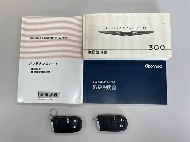 クライスラー ３００Ｃ ラグジュアリー 愛知県 2015(平27)年 6.6万km ストーンホワイト /禁煙車//harman/kardonサウンド//前方ドライブレコーダー//バックカメラ//純正メーカーオプションUconnectナビ//DVD/BT/USB/SD/AUX/CD//ETC//ブラインドスポットモニター//前方衝突警告//エレクトロニック・ビークル・インフォメーション・センタディスプレイ//レーダークルーズコントロール//パークアシスト//コーナーセンサー//横滑り防止装置//パドルシフト//純正20インチアルミホイール//純正フロアマット//純正オートHIDヘッドライト//前後フォグランプ//電動格納ウィンカーミラー//オートダウンミラー//電動トランクリッド//自動防眩ミラー//ドアミラーヒーター//レザーシート//パワーシート(D/N)//シートメモリー(D)//シートヒーター(ALL)//エアシート(D/N)//ステアリングヒーター//ステアリングヒーター//ステアリングスイッチ//イモビライザー//アナログ時計//スペアタイヤ//ISOFIX//照明付バニティミラー//ヘッドライトレベライザー//スマートキー//スペアキー×1//保証書/取扱説明書/ナビ説明書//ディーラー記録簿(R6)
