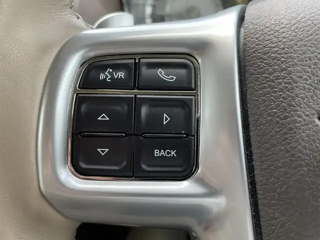 クライスラー ３００Ｃ ラグジュアリー 愛知県 2015(平27)年 6.6万km ストーンホワイト /禁煙車//harman/kardonサウンド//前方ドライブレコーダー//バックカメラ//純正メーカーオプションUconnectナビ//DVD/BT/USB/SD/AUX/CD//ETC//ブラインドスポットモニター//前方衝突警告//エレクトロニック・ビークル・インフォメーション・センタディスプレイ//レーダークルーズコントロール//パークアシスト//コーナーセンサー//横滑り防止装置//パドルシフト//純正20インチアルミホイール//純正フロアマット//純正オートHIDヘッドライト//前後フォグランプ//電動格納ウィンカーミラー//オートダウンミラー//電動トランクリッド//自動防眩ミラー//ドアミラーヒーター//レザーシート//パワーシート(D/N)//シートメモリー(D)//シートヒーター(ALL)//エアシート(D/N)//ステアリングヒーター//ステアリングヒーター//ステアリングスイッチ//イモビライザー//アナログ時計//スペアタイヤ//ISOFIX//照明付バニティミラー//ヘッドライトレベライザー//スマートキー//スペアキー×1//保証書/取扱説明書/ナビ説明書//ディーラー記録簿(R6)
