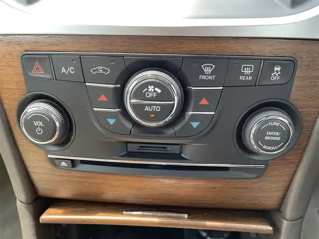 クライスラー ３００Ｃ ラグジュアリー 愛知県 2015(平27)年 6.6万km ストーンホワイト /禁煙車//harman/kardonサウンド//前方ドライブレコーダー//バックカメラ//純正メーカーオプションUconnectナビ//DVD/BT/USB/SD/AUX/CD//ETC//ブラインドスポットモニター//前方衝突警告//エレクトロニック・ビークル・インフォメーション・センタディスプレイ//レーダークルーズコントロール//パークアシスト//コーナーセンサー//横滑り防止装置//パドルシフト//純正20インチアルミホイール//純正フロアマット//純正オートHIDヘッドライト//前後フォグランプ//電動格納ウィンカーミラー//オートダウンミラー//電動トランクリッド//自動防眩ミラー//ドアミラーヒーター//レザーシート//パワーシート(D/N)//シートメモリー(D)//シートヒーター(ALL)//エアシート(D/N)//ステアリングヒーター//ステアリングヒーター//ステアリングスイッチ//イモビライザー//アナログ時計//スペアタイヤ//ISOFIX//照明付バニティミラー//ヘッドライトレベライザー//スマートキー//スペアキー×1//保証書/取扱説明書/ナビ説明書//ディーラー記録簿(R6)