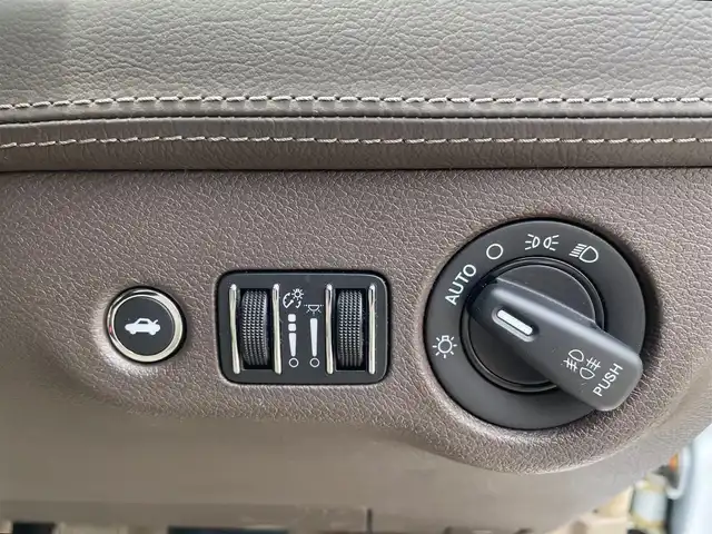 クライスラー ３００Ｃ ラグジュアリー 愛知県 2015(平27)年 6.6万km ストーンホワイト /禁煙車//harman/kardonサウンド//前方ドライブレコーダー//バックカメラ//純正メーカーオプションUconnectナビ//DVD/BT/USB/SD/AUX/CD//ETC//ブラインドスポットモニター//前方衝突警告//エレクトロニック・ビークル・インフォメーション・センタディスプレイ//レーダークルーズコントロール//パークアシスト//コーナーセンサー//横滑り防止装置//パドルシフト//純正20インチアルミホイール//純正フロアマット//純正オートHIDヘッドライト//前後フォグランプ//電動格納ウィンカーミラー//オートダウンミラー//電動トランクリッド//自動防眩ミラー//ドアミラーヒーター//レザーシート//パワーシート(D/N)//シートメモリー(D)//シートヒーター(ALL)//エアシート(D/N)//ステアリングヒーター//ステアリングヒーター//ステアリングスイッチ//イモビライザー//アナログ時計//スペアタイヤ//ISOFIX//照明付バニティミラー//ヘッドライトレベライザー//スマートキー//スペアキー×1//保証書/取扱説明書/ナビ説明書//ディーラー記録簿(R6)