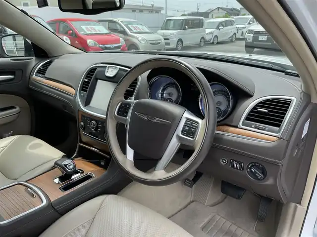 クライスラー ３００Ｃ ラグジュアリー 愛知県 2015(平27)年 6.6万km ストーンホワイト /禁煙車//harman/kardonサウンド//前方ドライブレコーダー//バックカメラ//純正メーカーオプションUconnectナビ//DVD/BT/USB/SD/AUX/CD//ETC//ブラインドスポットモニター//前方衝突警告//エレクトロニック・ビークル・インフォメーション・センタディスプレイ//レーダークルーズコントロール//パークアシスト//コーナーセンサー//横滑り防止装置//パドルシフト//純正20インチアルミホイール//純正フロアマット//純正オートHIDヘッドライト//前後フォグランプ//電動格納ウィンカーミラー//オートダウンミラー//電動トランクリッド//自動防眩ミラー//ドアミラーヒーター//レザーシート//パワーシート(D/N)//シートメモリー(D)//シートヒーター(ALL)//エアシート(D/N)//ステアリングヒーター//ステアリングヒーター//ステアリングスイッチ//イモビライザー//アナログ時計//スペアタイヤ//ISOFIX//照明付バニティミラー//ヘッドライトレベライザー//スマートキー//スペアキー×1//保証書/取扱説明書/ナビ説明書//ディーラー記録簿(R6)