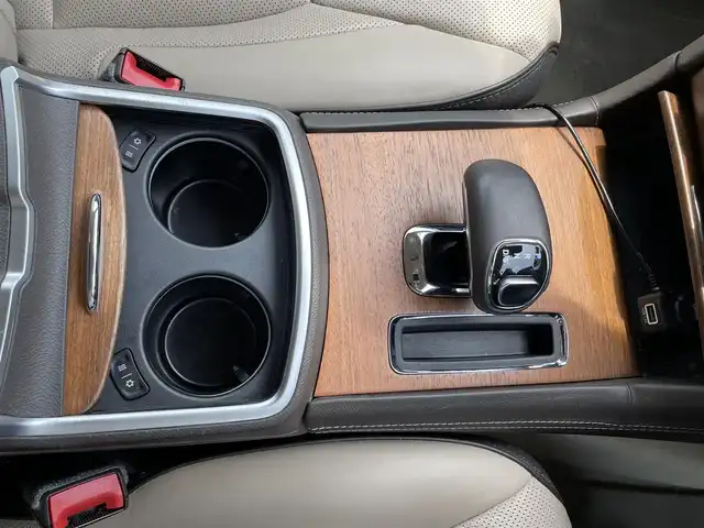 クライスラー ３００Ｃ ラグジュアリー 愛知県 2015(平27)年 6.6万km ストーンホワイト /禁煙車//harman/kardonサウンド//前方ドライブレコーダー//バックカメラ//純正メーカーオプションUconnectナビ//DVD/BT/USB/SD/AUX/CD//ETC//ブラインドスポットモニター//前方衝突警告//エレクトロニック・ビークル・インフォメーション・センタディスプレイ//レーダークルーズコントロール//パークアシスト//コーナーセンサー//横滑り防止装置//パドルシフト//純正20インチアルミホイール//純正フロアマット//純正オートHIDヘッドライト//前後フォグランプ//電動格納ウィンカーミラー//オートダウンミラー//電動トランクリッド//自動防眩ミラー//ドアミラーヒーター//レザーシート//パワーシート(D/N)//シートメモリー(D)//シートヒーター(ALL)//エアシート(D/N)//ステアリングヒーター//ステアリングヒーター//ステアリングスイッチ//イモビライザー//アナログ時計//スペアタイヤ//ISOFIX//照明付バニティミラー//ヘッドライトレベライザー//スマートキー//スペアキー×1//保証書/取扱説明書/ナビ説明書//ディーラー記録簿(R6)