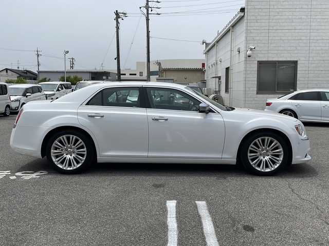 クライスラー ３００Ｃ ラグジュアリー 愛知県 2015(平27)年 6.6万km ストーンホワイト /禁煙車//harman/kardonサウンド//前方ドライブレコーダー//バックカメラ//純正メーカーオプションUconnectナビ//DVD/BT/USB/SD/AUX/CD//ETC//ブラインドスポットモニター//前方衝突警告//エレクトロニック・ビークル・インフォメーション・センタディスプレイ//レーダークルーズコントロール//パークアシスト//コーナーセンサー//横滑り防止装置//パドルシフト//純正20インチアルミホイール//純正フロアマット//純正オートHIDヘッドライト//前後フォグランプ//電動格納ウィンカーミラー//オートダウンミラー//電動トランクリッド//自動防眩ミラー//ドアミラーヒーター//レザーシート//パワーシート(D/N)//シートメモリー(D)//シートヒーター(ALL)//エアシート(D/N)//ステアリングヒーター//ステアリングヒーター//ステアリングスイッチ//イモビライザー//アナログ時計//スペアタイヤ//ISOFIX//照明付バニティミラー//ヘッドライトレベライザー//スマートキー//スペアキー×1//保証書/取扱説明書/ナビ説明書//ディーラー記録簿(R6)