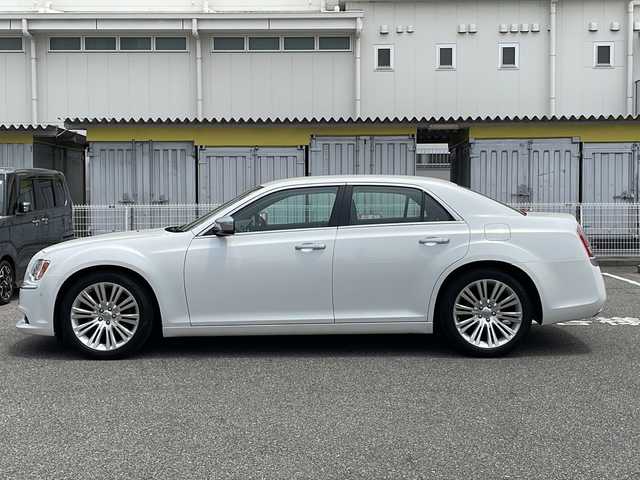 クライスラー ３００Ｃ ラグジュアリー 愛知県 2015(平27)年 6.6万km ストーンホワイト /禁煙車//harman/kardonサウンド//前方ドライブレコーダー//バックカメラ//純正メーカーオプションUconnectナビ//DVD/BT/USB/SD/AUX/CD//ETC//ブラインドスポットモニター//前方衝突警告//エレクトロニック・ビークル・インフォメーション・センタディスプレイ//レーダークルーズコントロール//パークアシスト//コーナーセンサー//横滑り防止装置//パドルシフト//純正20インチアルミホイール//純正フロアマット//純正オートHIDヘッドライト//前後フォグランプ//電動格納ウィンカーミラー//オートダウンミラー//電動トランクリッド//自動防眩ミラー//ドアミラーヒーター//レザーシート//パワーシート(D/N)//シートメモリー(D)//シートヒーター(ALL)//エアシート(D/N)//ステアリングヒーター//ステアリングヒーター//ステアリングスイッチ//イモビライザー//アナログ時計//スペアタイヤ//ISOFIX//照明付バニティミラー//ヘッドライトレベライザー//スマートキー//スペアキー×1//保証書/取扱説明書/ナビ説明書//ディーラー記録簿(R6)