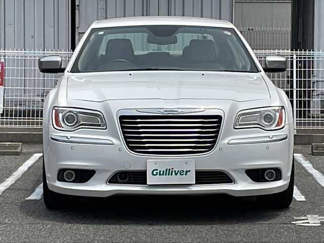 クライスラー ３００Ｃ ラグジュアリー 愛知県 2015(平27)年 6.6万km ストーンホワイト /禁煙車//harman/kardonサウンド//前方ドライブレコーダー//バックカメラ//純正メーカーオプションUconnectナビ//DVD/BT/USB/SD/AUX/CD//ETC//ブラインドスポットモニター//前方衝突警告//エレクトロニック・ビークル・インフォメーション・センタディスプレイ//レーダークルーズコントロール//パークアシスト//コーナーセンサー//横滑り防止装置//パドルシフト//純正20インチアルミホイール//純正フロアマット//純正オートHIDヘッドライト//前後フォグランプ//電動格納ウィンカーミラー//オートダウンミラー//電動トランクリッド//自動防眩ミラー//ドアミラーヒーター//レザーシート//パワーシート(D/N)//シートメモリー(D)//シートヒーター(ALL)//エアシート(D/N)//ステアリングヒーター//ステアリングヒーター//ステアリングスイッチ//イモビライザー//アナログ時計//スペアタイヤ//ISOFIX//照明付バニティミラー//ヘッドライトレベライザー//スマートキー//スペアキー×1//保証書/取扱説明書/ナビ説明書//ディーラー記録簿(R6)