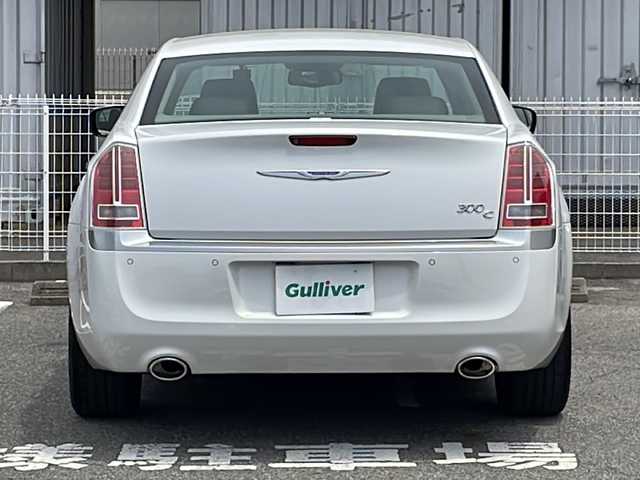 クライスラー ３００Ｃ ラグジュアリー 愛知県 2015(平27)年 6.6万km ストーンホワイト /禁煙車//harman/kardonサウンド//前方ドライブレコーダー//バックカメラ//純正メーカーオプションUconnectナビ//DVD/BT/USB/SD/AUX/CD//ETC//ブラインドスポットモニター//前方衝突警告//エレクトロニック・ビークル・インフォメーション・センタディスプレイ//レーダークルーズコントロール//パークアシスト//コーナーセンサー//横滑り防止装置//パドルシフト//純正20インチアルミホイール//純正フロアマット//純正オートHIDヘッドライト//前後フォグランプ//電動格納ウィンカーミラー//オートダウンミラー//電動トランクリッド//自動防眩ミラー//ドアミラーヒーター//レザーシート//パワーシート(D/N)//シートメモリー(D)//シートヒーター(ALL)//エアシート(D/N)//ステアリングヒーター//ステアリングヒーター//ステアリングスイッチ//イモビライザー//アナログ時計//スペアタイヤ//ISOFIX//照明付バニティミラー//ヘッドライトレベライザー//スマートキー//スペアキー×1//保証書/取扱説明書/ナビ説明書//ディーラー記録簿(R6)
