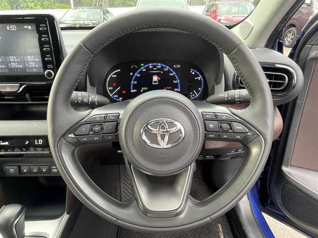 トヨタ ヤリスクロス ハイブリッド Z 道央・札幌 2021(令3)年 3万km ダークブルーマイカM ・４WD/・寒冷地仕様/・純正ディスプレイオーディオ/Bluetooth・AppleCarPlay・AndoroidAuto/・バックカメラ/・レーダークルーズコントロール/・衝突軽減システム/・レーンキープアシスト/・ブラインドスポットモニター/・ダウンヒルアシストコントロール/・オートハイビーム/・AC１００V電源/・プッシュスタート/・ビルトインETC/・LEDヘッドライト/・ステアリングヒーター/・シートヒーター/・パワーシート/・ハーフレザーシート/・アイドリングストップ/・ウィンカーミラー/・ドアバイザー/・純正フロアマット/・取扱説明書/・保証書/・スマートキー/・スペアキー