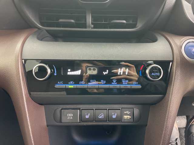 トヨタ ヤリスクロス ハイブリッド Z 道央・札幌 2021(令3)年 3万km ダークブルーマイカM ・4WD/・寒冷地仕様/・純正ディスプレイオーディオBT・AppleCarPlay・AndoroidAuto/・バックカメラ/・レーダークルーズコントロール/・衝突軽減システム/・レーンキープアシスト/・ブラインドスポットモニター/・ダウンヒルアシストコントロール/・オートハイビーム/・AC100V電源/・ビルトインETC/・LEDヘッドライト/・ステアリングヒーター/・前席シートヒーター/・運転席パワーシート/・ハーフレザーシート/・アイドリングストップ/・純正フロアマット/・取扱説明書/・保証書/・スマートキー/・スペアキー