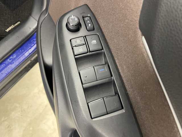 トヨタ ヤリスクロス ハイブリッド Z 道央・札幌 2021(令3)年 3万km ダークブルーマイカM ・4WD/・寒冷地仕様/・純正ディスプレイオーディオBT・AppleCarPlay・AndoroidAuto/・バックカメラ/・レーダークルーズコントロール/・衝突軽減システム/・レーンキープアシスト/・ブラインドスポットモニター/・ダウンヒルアシストコントロール/・オートハイビーム/・AC100V電源/・ビルトインETC/・LEDヘッドライト/・ステアリングヒーター/・前席シートヒーター/・運転席パワーシート/・ハーフレザーシート/・アイドリングストップ/・純正フロアマット/・取扱説明書/・保証書/・スマートキー/・スペアキー