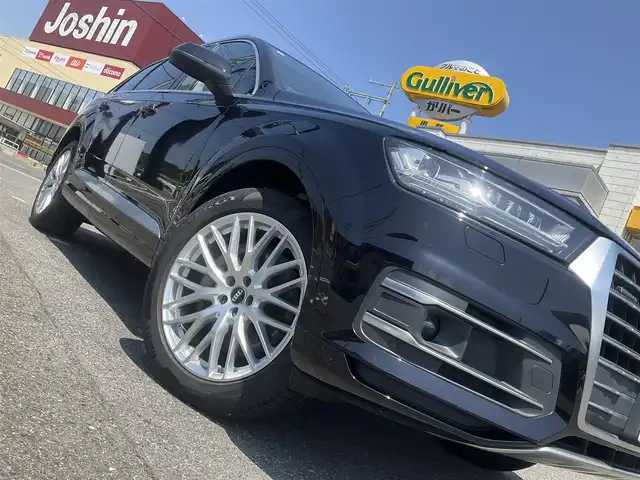 アウディ Ｑ７ 2．0TFSIクワトロ 滋賀県 2017(平29)年 5万km ディープブラックパールエフェクト 車検8年7月まで/フルタイム4WD/アウディプレセンス/クルーズコントロール/ホールドアシスト/パーキングシステム/ベージュ本革シート/純正ナビ/Bluetooth、DVD、CD、フルセグテレビ/全方位モニター、バックカメラ/ETC2.0/前席パワーシート/フロント、リアシートヒーター/パワーバックドア/コムテック360°ドライブレコーダー/社外デジタルインナーミラー/純正20インチアルミホイール/スペアキー有り/取扱説明書、保証書