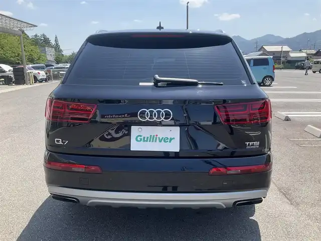 アウディ Ｑ７ 2．0TFSIクワトロ 滋賀県 2017(平29)年 5万km ディープブラックパールエフェクト 車検8年7月まで/フルタイム4WD/アウディプレセンス/クルーズコントロール/ホールドアシスト/パーキングシステム/ベージュ本革シート/純正ナビ/Bluetooth、DVD、CD、フルセグテレビ/全方位モニター、バックカメラ/ETC2.0/前席パワーシート/フロント、リアシートヒーター/パワーバックドア/コムテック360°ドライブレコーダー/社外デジタルインナーミラー/純正20インチアルミホイール/スペアキー有り/取扱説明書、保証書