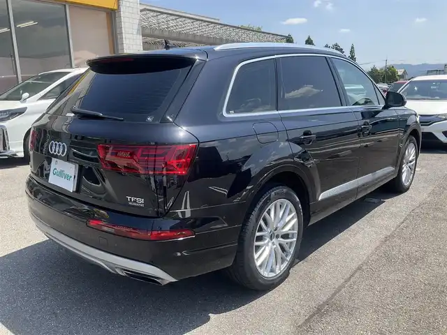 アウディ Ｑ７ 2．0TFSIクワトロ 滋賀県 2017(平29)年 5万km ディープブラックパールエフェクト 車検8年7月まで/フルタイム4WD/アウディプレセンス/クルーズコントロール/ホールドアシスト/パーキングシステム/ベージュ本革シート/純正ナビ/Bluetooth、DVD、CD、フルセグテレビ/全方位モニター、バックカメラ/ETC2.0/前席パワーシート/フロント、リアシートヒーター/パワーバックドア/コムテック360°ドライブレコーダー/社外デジタルインナーミラー/純正20インチアルミホイール/スペアキー有り/取扱説明書、保証書