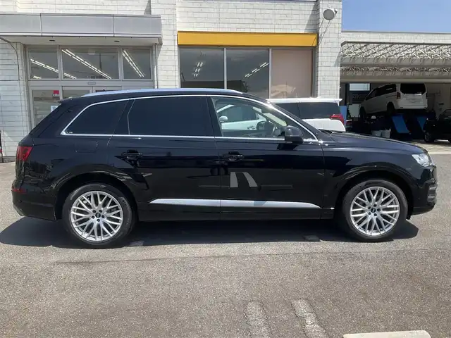 アウディ Ｑ７ 2．0TFSIクワトロ 滋賀県 2017(平29)年 5万km ディープブラックパールエフェクト 車検8年7月まで/フルタイム4WD/アウディプレセンス/クルーズコントロール/ホールドアシスト/パーキングシステム/ベージュ本革シート/純正ナビ/Bluetooth、DVD、CD、フルセグテレビ/全方位モニター、バックカメラ/ETC2.0/前席パワーシート/フロント、リアシートヒーター/パワーバックドア/コムテック360°ドライブレコーダー/社外デジタルインナーミラー/純正20インチアルミホイール/スペアキー有り/取扱説明書、保証書