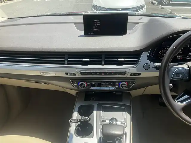 アウディ Ｑ７ 2．0TFSIクワトロ 滋賀県 2017(平29)年 5万km ディープブラックパールエフェクト 車検8年7月まで/フルタイム4WD/アウディプレセンス/クルーズコントロール/ホールドアシスト/パーキングシステム/ベージュ本革シート/純正ナビ/Bluetooth、DVD、CD、フルセグテレビ/全方位モニター、バックカメラ/ETC2.0/前席パワーシート/フロント、リアシートヒーター/パワーバックドア/コムテック360°ドライブレコーダー/社外デジタルインナーミラー/純正20インチアルミホイール/スペアキー有り/取扱説明書、保証書