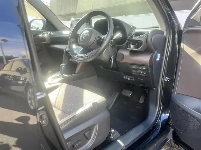 トヨタ ヤリスクロス ハイブリッド Z 島根県 2021(令3)年 2.6万km ブラックマイカ 純正ディスプレイオーディオ　/フルセグＴＶ /Bluetoothオーディオ/全方位/フロント/サイド/バックカメラ/ビルトインETC /前方ドライブレコーダー/レーダークルーズコントロール/オートハイビーム　/パワーバックドア　/ハーフレザーシート/前席シートヒーター　/運転席パワーシート/電子パーキングブレーキ/衝突軽減ブレーキ/レーンアシスト/前後コーナーセンサー/純正LEDヘッドライト/純正フロアマット/保証書・取説・スペアキー1本