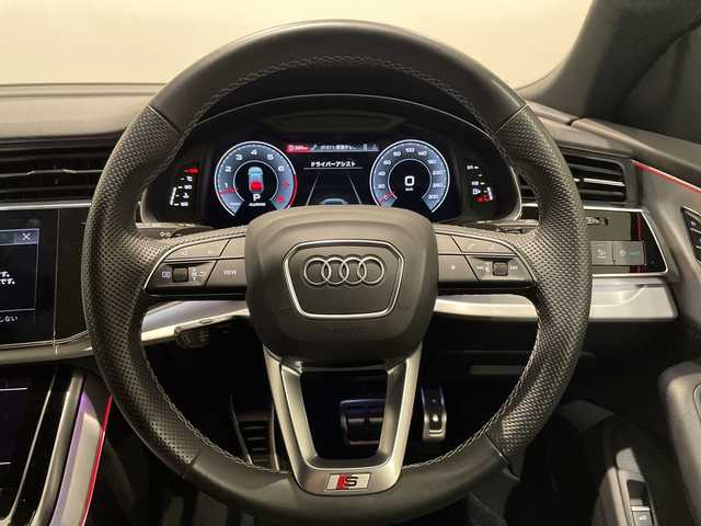 アウディ Ｑ８ 55TFSIクワトロ Sライン 新潟県 2022(令4)年 1.2万km ミトスブラックメタリック オプション/パノラマサンルーフ/コンフォートアシスタンスパッケージ/・HDマトリクスLEDヘッドライト/・LEDリヤダイナミックターンインディケーター/・パワークロージングドア/・フロントクロストラフィックアシスト/・アウディサイドアシスト/・リヤクロストラフィックアシスト/・アウディプレセンスフロント・リヤ/・アダプティブドライブアシスト/・アウディプレセンス360/ブラック Audi rings & ブラックスタイリングパッケージ（ミトスブラックM専用）/・ブラックAudi rings/・ブラックスタイリング/ブラックスタイリングパッケージ＋オプション/・ルーフレール（ブラック）/カラードブレーキキャリパーレッド/アルミホイール 5Vスポークスタースタイル ブラック/標準装備/S lineパッケージ/・S line エクステリア/・アルミホイール 5ツインアームデザイン/・アダプティブエアサスペンション スポーツ/・スポーツシート（フロント）/・アルカンターラ/レザー/・ヘッドライニング ブラック/・4ゾーン デラックスオートマチックエアコンディショナー/・Bang & Olufsen 3D サウンドシステム