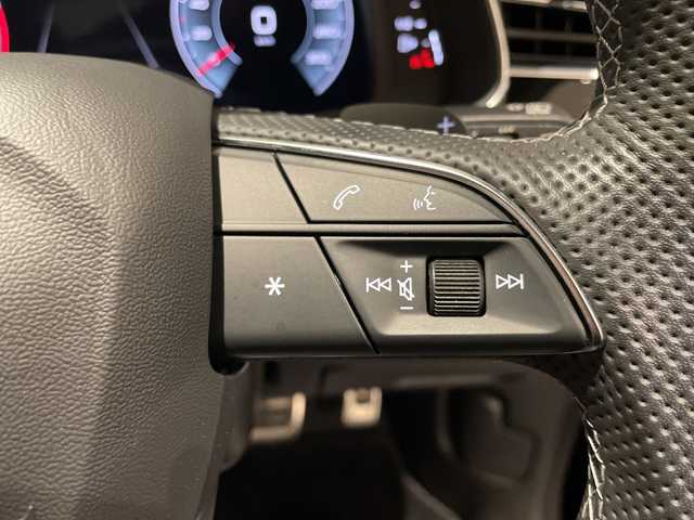 アウディ Ｑ８ 55TFSIクワトロ Sライン 新潟県 2022(令4)年 1.2万km ミトスブラックメタリック オプション/パノラマサンルーフ/コンフォートアシスタンスパッケージ/・HDマトリクスLEDヘッドライト/・LEDリヤダイナミックターンインディケーター/・パワークロージングドア/・フロントクロストラフィックアシスト/・アウディサイドアシスト/・リヤクロストラフィックアシスト/・アウディプレセンスフロント・リヤ/・アダプティブドライブアシスト/・アウディプレセンス360/ブラック Audi rings & ブラックスタイリングパッケージ（ミトスブラックM専用）/・ブラックAudi rings/・ブラックスタイリング/ブラックスタイリングパッケージ＋オプション/・ルーフレール（ブラック）/カラードブレーキキャリパーレッド/アルミホイール 5Vスポークスタースタイル ブラック/標準装備/S lineパッケージ/・S line エクステリア/・アルミホイール 5ツインアームデザイン/・アダプティブエアサスペンション スポーツ/・スポーツシート（フロント）/・アルカンターラ/レザー/・ヘッドライニング ブラック/・4ゾーン デラックスオートマチックエアコンディショナー/・Bang & Olufsen 3D サウンドシステム