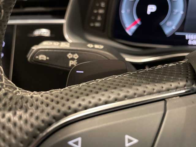 アウディ Ｑ８ 55TFSIクワトロ Sライン 新潟県 2022(令4)年 1.2万km ミトスブラックメタリック オプション/パノラマサンルーフ/コンフォートアシスタンスパッケージ/・HDマトリクスLEDヘッドライト/・LEDリヤダイナミックターンインディケーター/・パワークロージングドア/・フロントクロストラフィックアシスト/・アウディサイドアシスト/・リヤクロストラフィックアシスト/・アウディプレセンスフロント・リヤ/・アダプティブドライブアシスト/・アウディプレセンス360/ブラック Audi rings & ブラックスタイリングパッケージ（ミトスブラックM専用）/・ブラックAudi rings/・ブラックスタイリング/ブラックスタイリングパッケージ＋オプション/・ルーフレール（ブラック）/カラードブレーキキャリパーレッド/アルミホイール 5Vスポークスタースタイル ブラック/標準装備/S lineパッケージ/・S line エクステリア/・アルミホイール 5ツインアームデザイン/・アダプティブエアサスペンション スポーツ/・スポーツシート（フロント）/・アルカンターラ/レザー/・ヘッドライニング ブラック/・4ゾーン デラックスオートマチックエアコンディショナー/・Bang & Olufsen 3D サウンドシステム