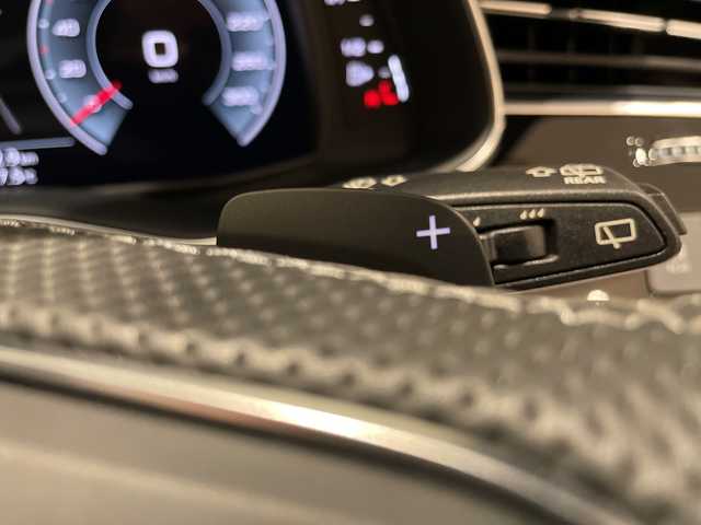 アウディ Ｑ８ 55TFSIクワトロ Sライン 新潟県 2022(令4)年 1.2万km ミトスブラックメタリック オプション/パノラマサンルーフ/コンフォートアシスタンスパッケージ/・HDマトリクスLEDヘッドライト/・LEDリヤダイナミックターンインディケーター/・パワークロージングドア/・フロントクロストラフィックアシスト/・アウディサイドアシスト/・リヤクロストラフィックアシスト/・アウディプレセンスフロント・リヤ/・アダプティブドライブアシスト/・アウディプレセンス360/ブラック Audi rings & ブラックスタイリングパッケージ（ミトスブラックM専用）/・ブラックAudi rings/・ブラックスタイリング/ブラックスタイリングパッケージ＋オプション/・ルーフレール（ブラック）/カラードブレーキキャリパーレッド/アルミホイール 5Vスポークスタースタイル ブラック/標準装備/S lineパッケージ/・S line エクステリア/・アルミホイール 5ツインアームデザイン/・アダプティブエアサスペンション スポーツ/・スポーツシート（フロント）/・アルカンターラ/レザー/・ヘッドライニング ブラック/・4ゾーン デラックスオートマチックエアコンディショナー/・Bang & Olufsen 3D サウンドシステム