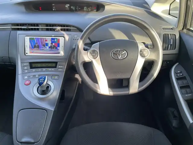 トヨタ プリウス S 鳥取県 2014(平26)年 9.5万km ブラック ワンオーナー/純正ナビ／ＴＶ／ＣＤ／ＢＴ/バックカメラ/ビルトインＥＴＣ/キセノンライト/オートライト/フォグライト/プッシュスタート/ステアリングスイッチ/ウィンカーミラー/電動格納ミラー/純正15インチアルミホイール/フロアマット　/ドアバイザー
