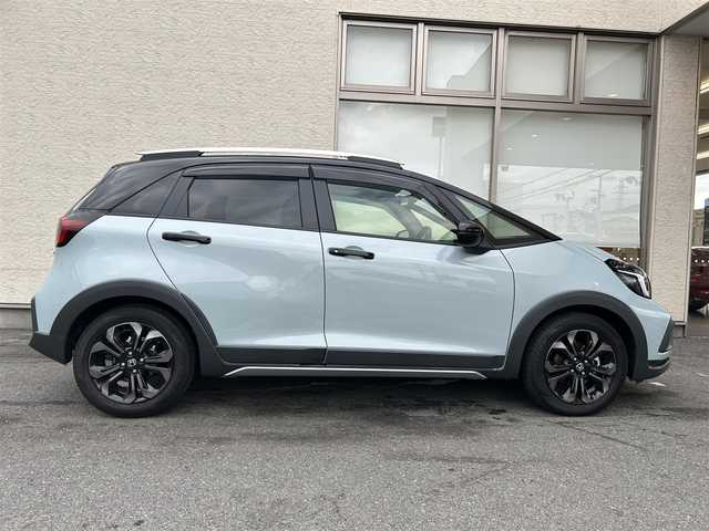ホンダ フィット e:HEVクロスター 大阪府 2023(令5)年 0.6万km フィヨルドミストパール ワンオーナー/純正8インチナビ(BT/CD)/レーダークルーズコントロール/フロントカメラ/バックモニター/レーンキープアシスト/衝突被害軽減システム/横滑り防止装置/前後コーナーセンサー/ハーフレザーシート/純正フロアマット/純正１６インチAW/ルーフレール/ETC/取扱説明書/保証書/スペアキー　あり