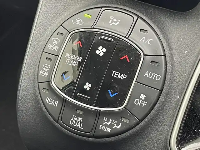 トヨタ ヴォクシー ハイブリッド ZS 滋賀県 2016(平28)年 6.6万km ホワイトパールクリスタルシャイン 純正10インチナビ/Bluetooth/CD/DVD/フルセグTV/フリップダウンモニター/バックカメラ/片側パワースライドドア/デジタルインナーミラー/LEDヘッドライト/オートハイビーム/純正16インチアルミホイール/ドライブレコーダー/ETC