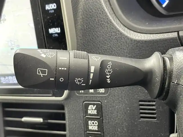 トヨタ ヴォクシー ハイブリッド ZS 滋賀県 2016(平28)年 6.6万km ホワイトパールクリスタルシャイン 純正10インチナビ/Bluetooth/CD/DVD/フルセグTV/フリップダウンモニター/バックカメラ/片側パワースライドドア/デジタルインナーミラー/LEDヘッドライト/オートハイビーム/純正16インチアルミホイール/ドライブレコーダー/ETC