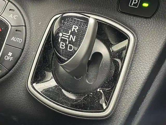 トヨタ ヴォクシー ハイブリッド ZS 滋賀県 2016(平28)年 6.6万km ホワイトパールクリスタルシャイン 純正10インチナビ/Bluetooth/CD/DVD/フルセグTV/フリップダウンモニター/バックカメラ/片側パワースライドドア/デジタルインナーミラー/LEDヘッドライト/オートハイビーム/純正16インチアルミホイール/ドライブレコーダー/ETC