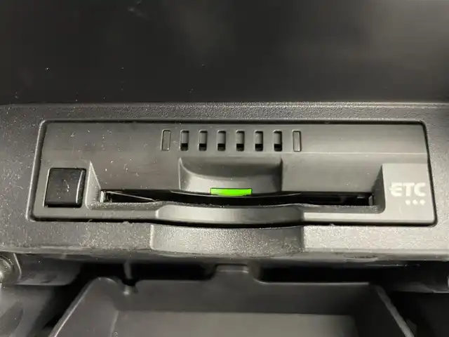 トヨタ ヴォクシー ハイブリッド ZS 滋賀県 2016(平28)年 6.6万km ホワイトパールクリスタルシャイン 純正10インチナビ/Bluetooth/CD/DVD/フルセグTV/フリップダウンモニター/バックカメラ/片側パワースライドドア/デジタルインナーミラー/LEDヘッドライト/オートハイビーム/純正16インチアルミホイール/ドライブレコーダー/ETC