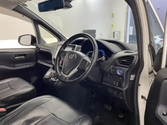 トヨタ ヴォクシー ハイブリッド ZS 滋賀県 2016(平28)年 6.6万km ホワイトパールクリスタルシャイン 純正10インチナビ/Bluetooth/CD/DVD/フルセグTV/フリップダウンモニター/バックカメラ/片側パワースライドドア/デジタルインナーミラー/LEDヘッドライト/オートハイビーム/純正16インチアルミホイール/ドライブレコーダー/ETC